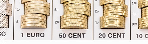 Mit Euro-Münzen gefüllte Münzgeldfächer