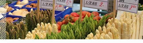 Gemüsestand auf dem Markt mir Spargeln zu aktuellen Preisen