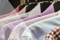 Reihe von Hemden auf Kleiderbügeln